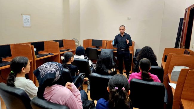 دور التكنولوجيا الحديثة في تعزيز التواصل في مناقشات قصور الثقافة بالغربية