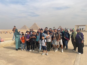 أتوبيس الفن الجميل يصطحب الأطفال في جولة تثقيفية بمنطقة أهرامات الجيزة