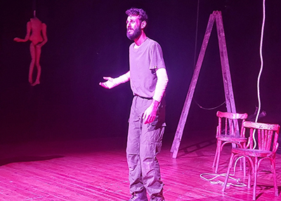 تغريدة البوم..  تعرية لمسالب الحرب