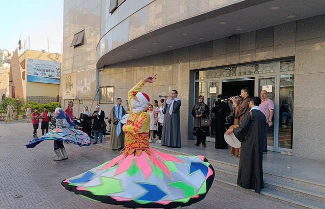 بمسرح كامل العدد.. أحمد الكحلاوي يشدو بأجمل المدائح في حفل المولد النبوي بالإسكندرية 