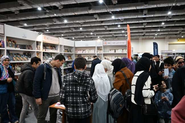 إصدارات مميزة وأسعار مخفضة.. استمرار التوافد الكبير من جمهور معرض الكتاب على جناح قصور الثقافة 