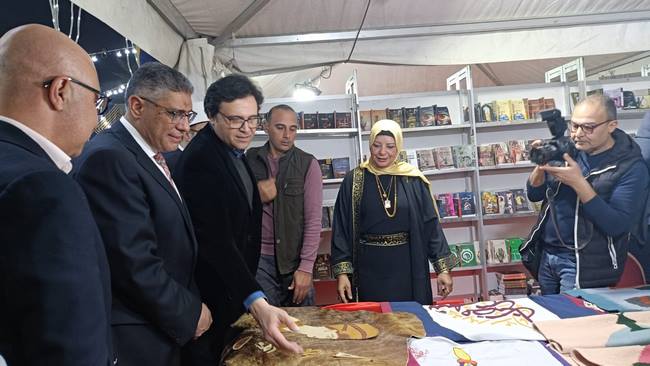 وزير الثقافة يتفقد جناح قصور الثقافة بمعرض فيصل ويشيد بالكتب والمنتجات الحرفية 