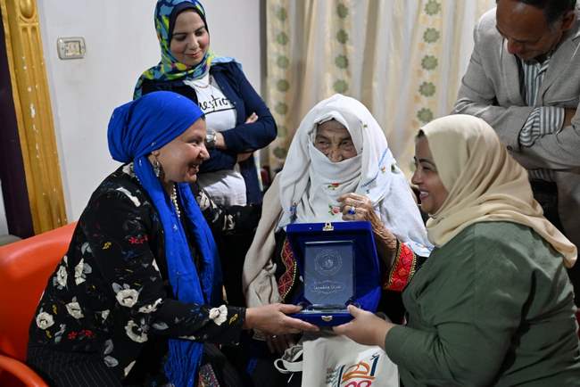 الثقافة تكرم المناضلة السيناوية فرحانة في الملتقى 20 للمرأة الحدودية بالعريش 