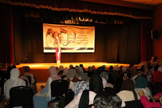 في ختام فعالياته..  منتجات حرفية وعروض فنية توثق إبداع المشاركات في ملتقى 