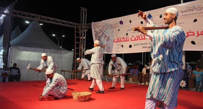 بفقرات استعراضية مبهجة.. فرقة قنا للفنون الشعبية تقدم عروضها بمعرض السويس للكتاب 