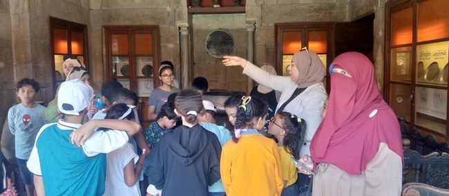 أتوبيس الفن يقدم جولة تثقيفية للأطفال بين أروقة متحف جاير أندرسون