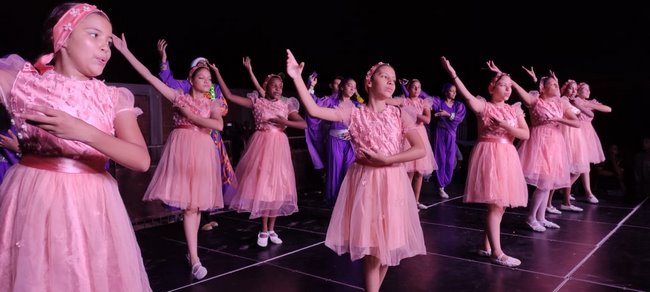 ورش للأطفال ولقاءات توعية وفنون شعبية في مسرح الثقافة المتنقل بقرية بنجر 15 