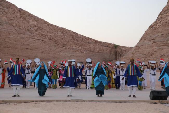 وسط إقبال كبير.. فرق الفنون الشعبية تبدع باستعراضات فلكلورية مبهجة في معبد أبو سمبل ضمن مهرجان أسوان