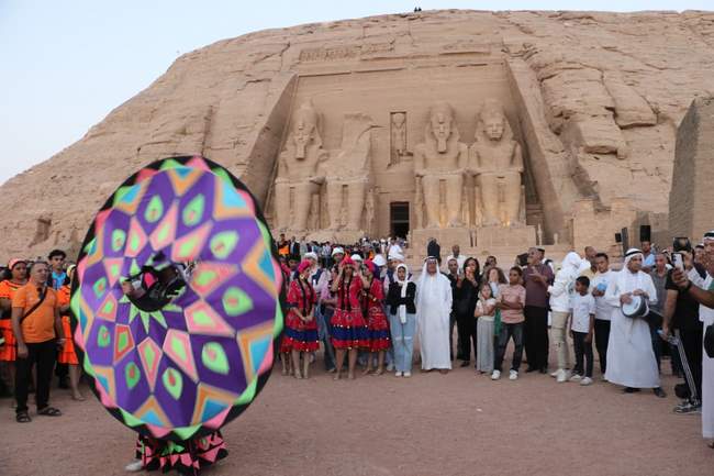 فرق مهرجان أسوان تحتفل بظاهرة تعامد الشمس في معبد أبو سمبل بحضور آلاف السائحين