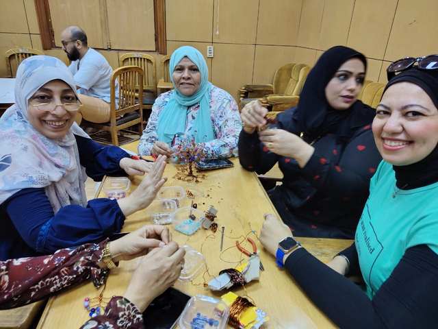 الإبداعات الفنية بالأسلاك النحاسية وتطعيمها بالخرز والأحجار في الورشة التدريبية بقصور الثقافة 