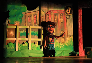 «ذات والرداء الأحمر» رسائل توعوية تحملها العرائس 