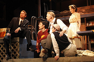 الحلم الأمريكى المكسور  بين «وفاة بائع متجول» و«الأسوار».. قراءة مقارنة